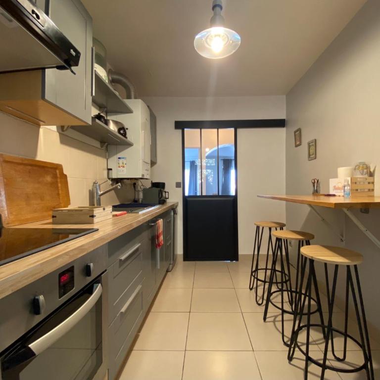 ToulonHost - Le Litardi - Superbe T2 - 2 pas des plages - Clim - Fibre - Chambre Double Deluxe - 17