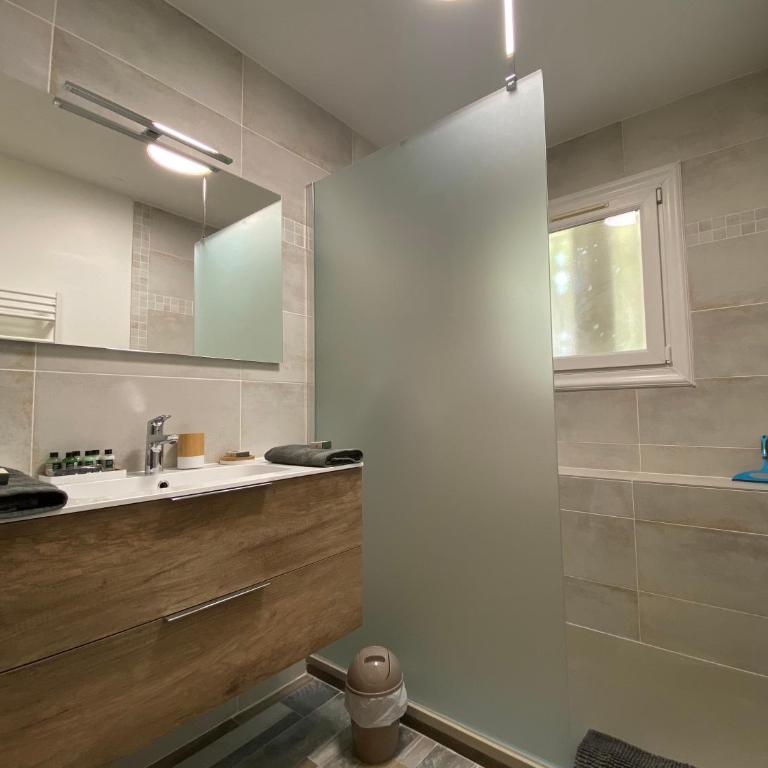 ToulonHost - Le Litardi - Superbe T2 - 2 pas des plages - Clim - Fibre - Chambre Double Deluxe - 15