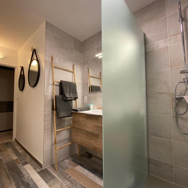 ToulonHost - Le Litardi - Superbe T2 - 2 pas des plages - Clim - Fibre - Chambre Double Deluxe - 14