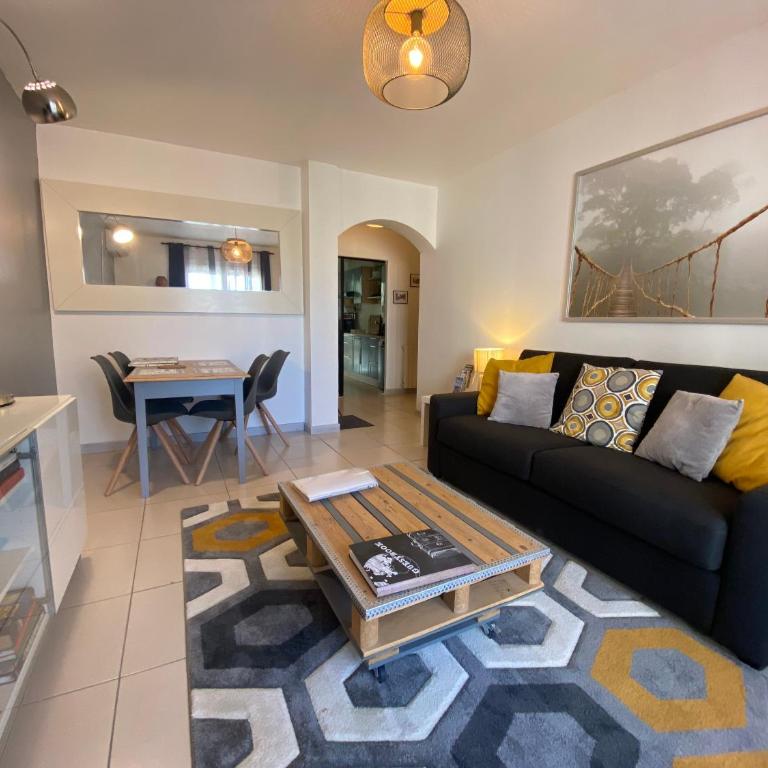 ToulonHost - Le Litardi - Superbe T2 - 2 pas des plages - Clim - Fibre - Chambre Double Deluxe - 5