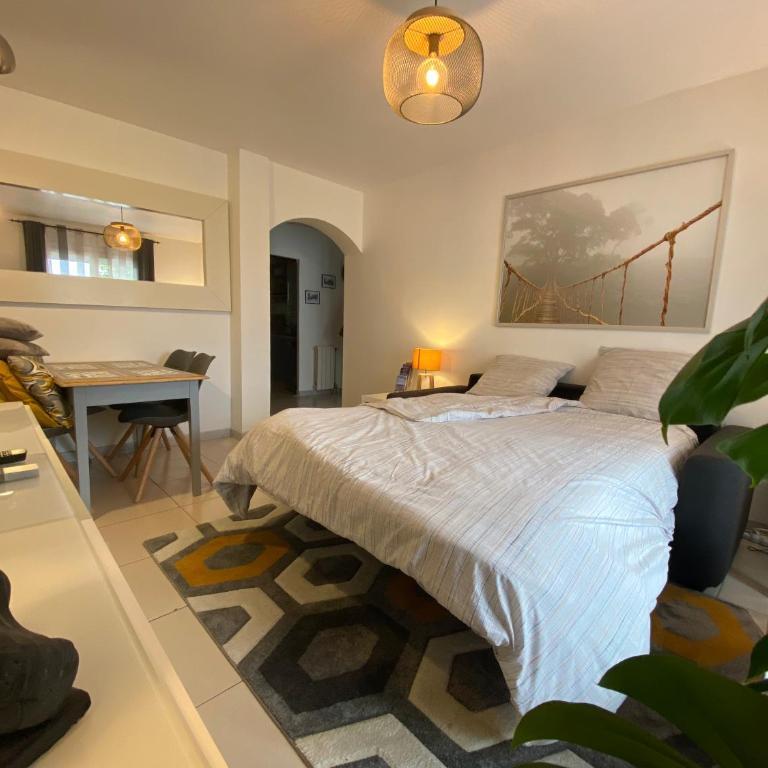 ToulonHost - Le Litardi - Superbe T2 - 2 pas des plages - Clim - Fibre - Chambre Double Deluxe - 6