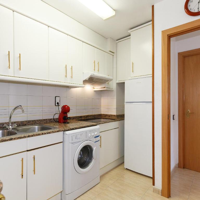 UHC Marathon Apartments - Apartment with Pool View - 12