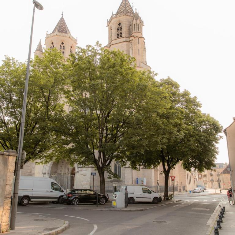 Suite Montrachet 4 personnes vue cathédrale 1 Place de parking - Appartement 1 Chambre - 31