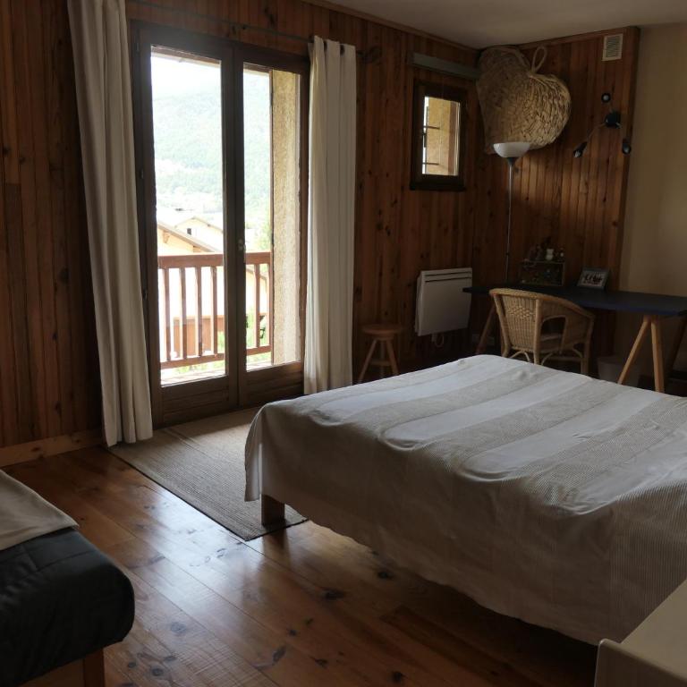 Le Ginkgo - Mont Dauphin - Chambre Double avec Salle de Bains Privative Extérieure - 1