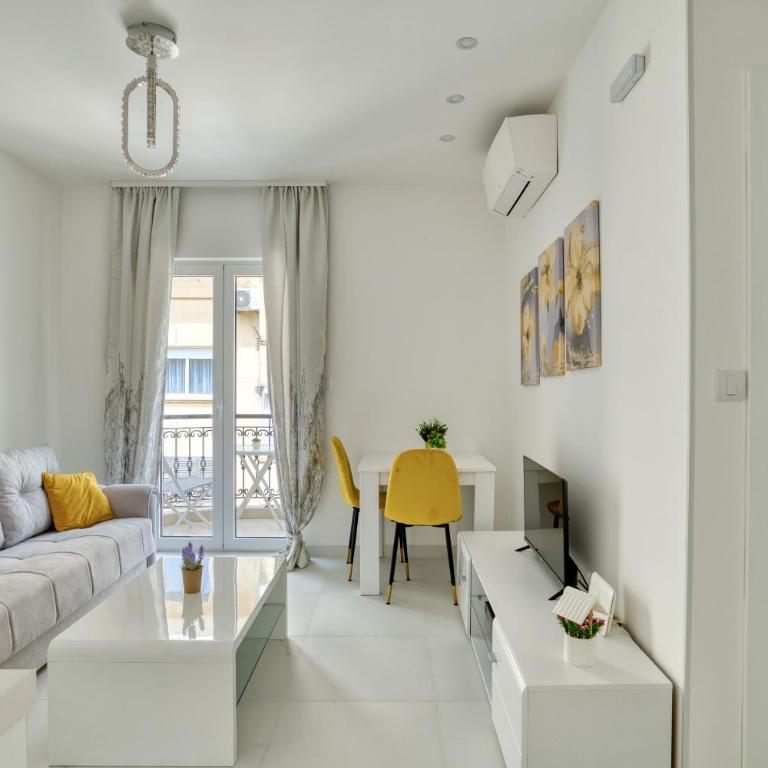 The Golden Luxury Apartments - Apartment with Balcony and Partial Sea View - 13