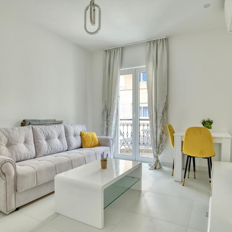 The Golden Luxury Apartments - Apartment with Balcony and Partial Sea View - 3