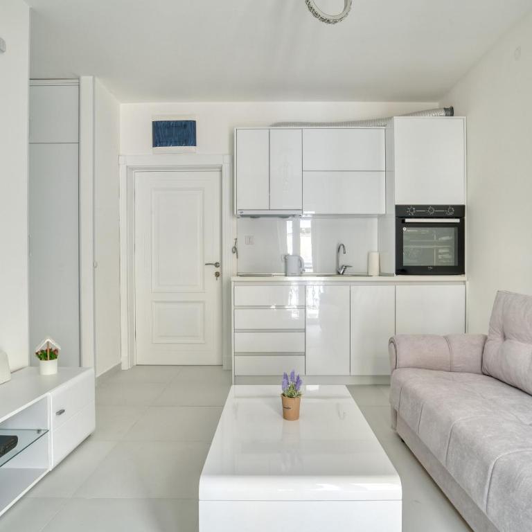 The Golden Luxury Apartments - Apartment with Balcony and Partial Sea View - 8