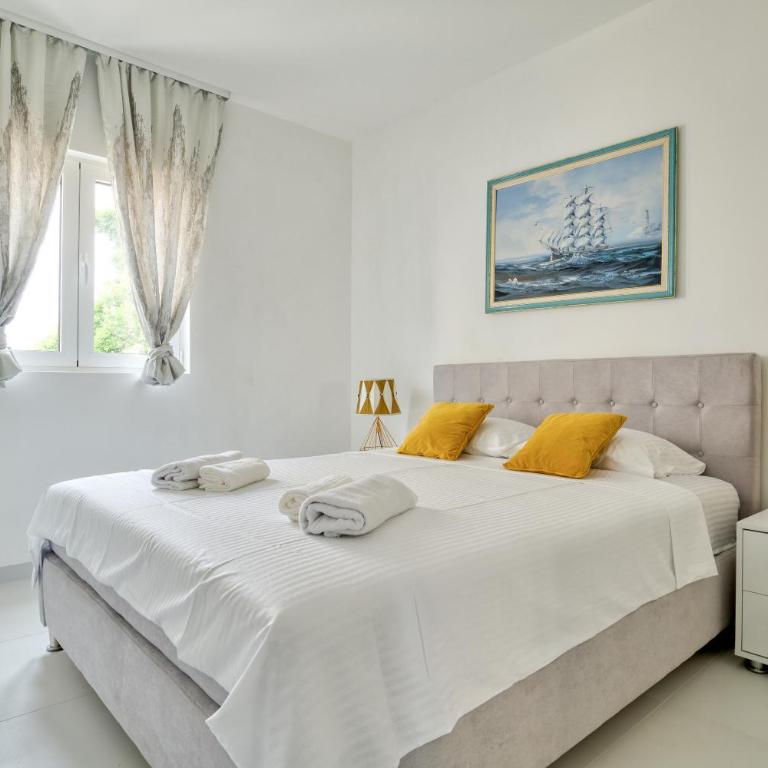 The Golden Luxury Apartments - Apartment with Balcony and Partial Sea View - 1