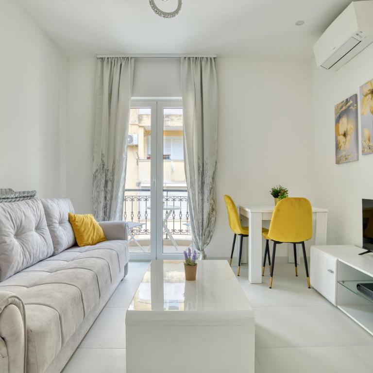 The Golden Luxury Apartments - Apartment with Balcony and Partial Sea View - 12