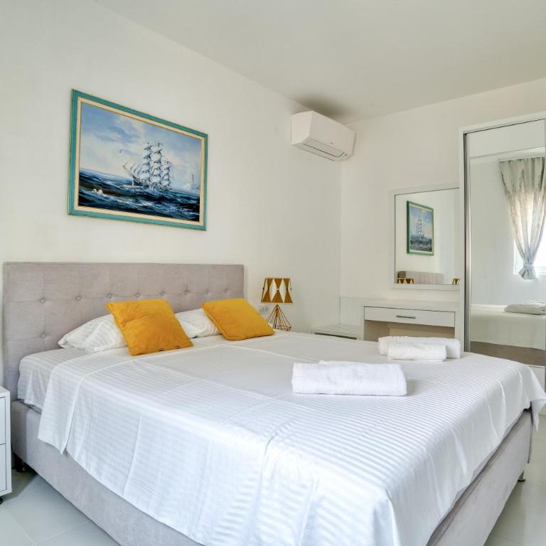 The Golden Luxury Apartments - Apartment with Balcony and Partial Sea View - 14