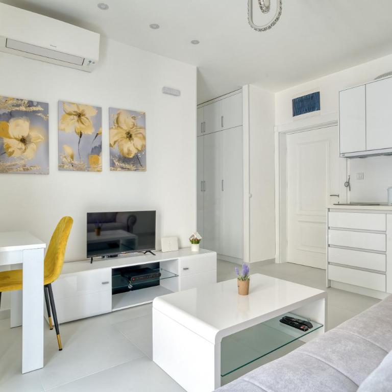 The Golden Luxury Apartments - Apartment with Balcony and Partial Sea View - 9