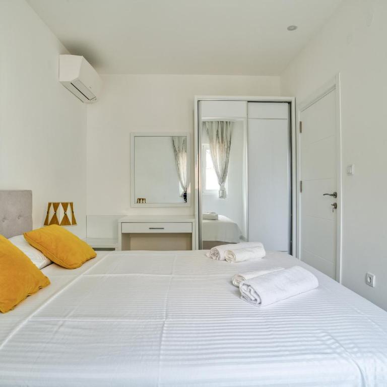 The Golden Luxury Apartments - Apartment with Balcony and Partial Sea View - 11