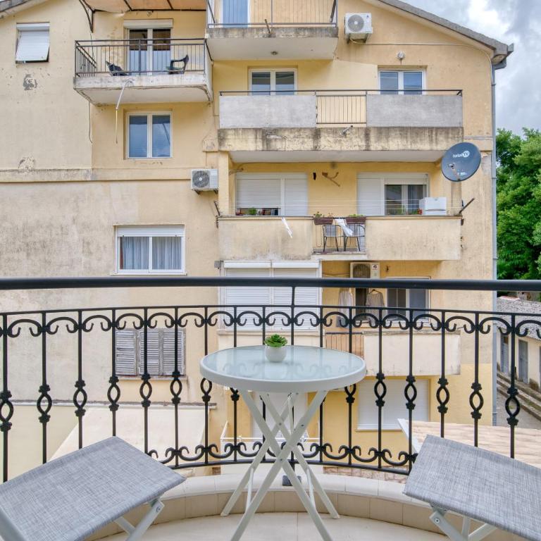 The Golden Luxury Apartments - Apartment with Balcony and Partial Sea View - 5