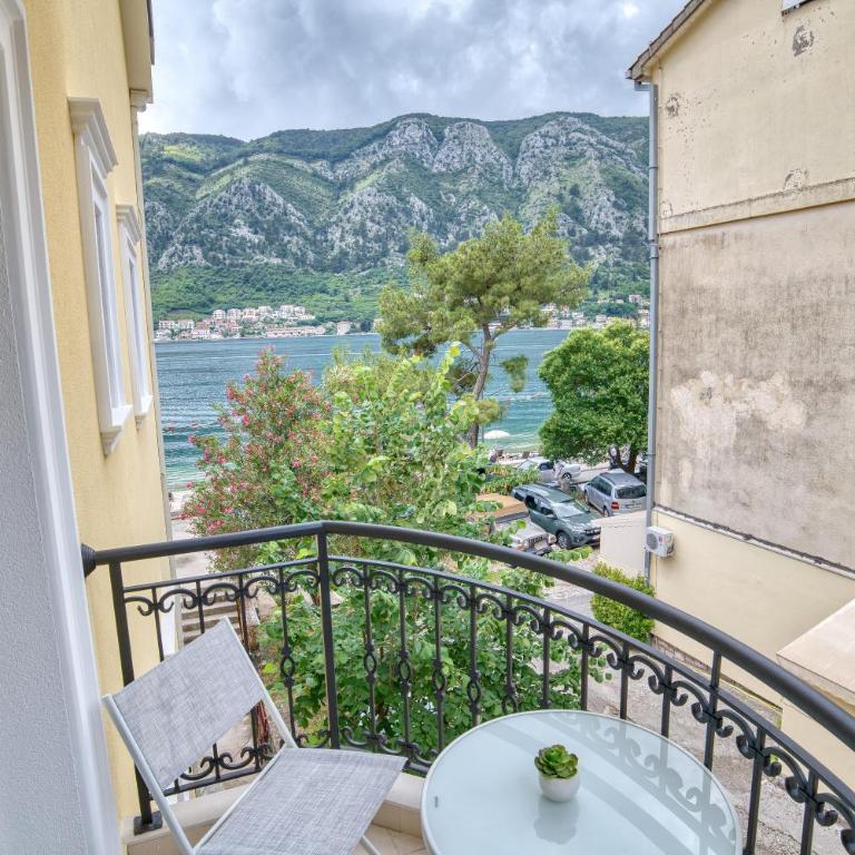 The Golden Luxury Apartments - Apartment with Balcony and Partial Sea View - 2