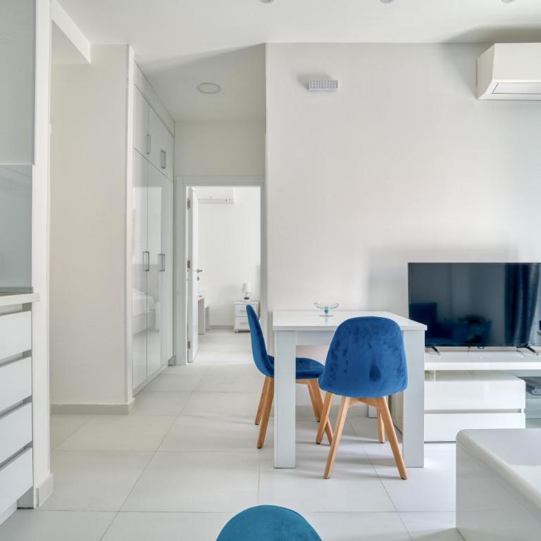 The Golden Luxury Apartments - Apartment with Balcony and Partial Sea View - 13