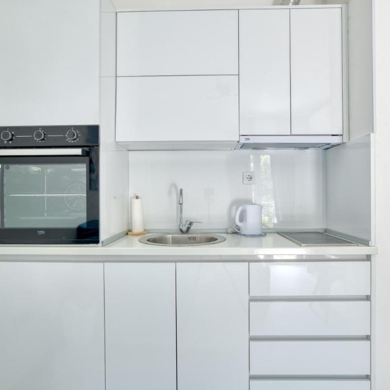 The Golden Luxury Apartments - Apartment with Balcony and Partial Sea View - 7