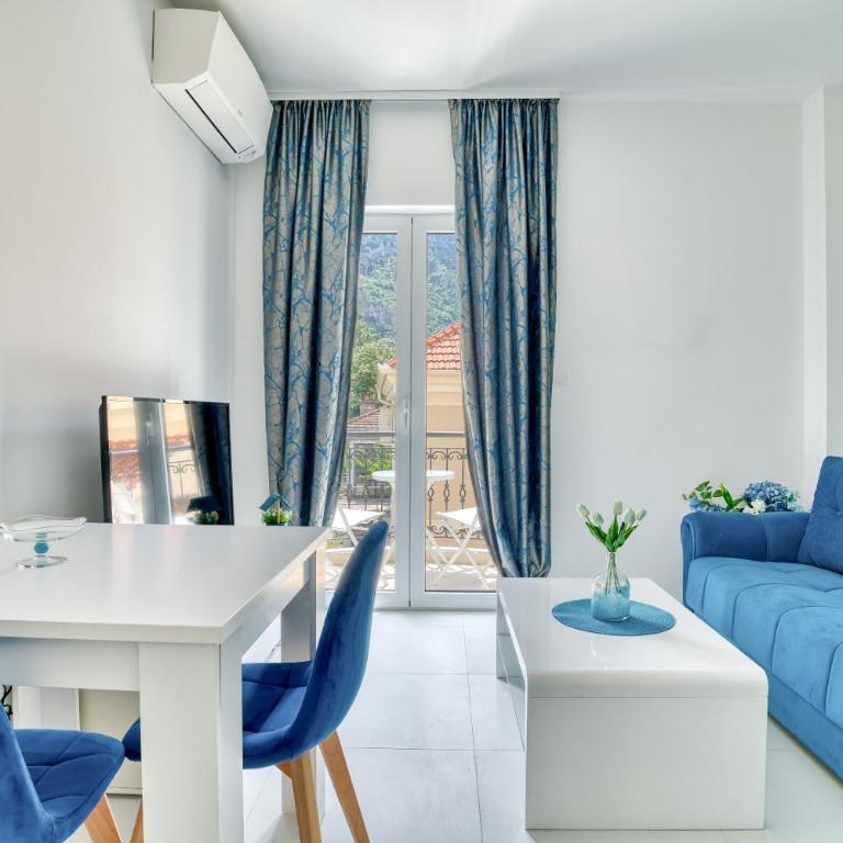 The Golden Luxury Apartments - Apartment with Balcony and Partial Sea View - 8