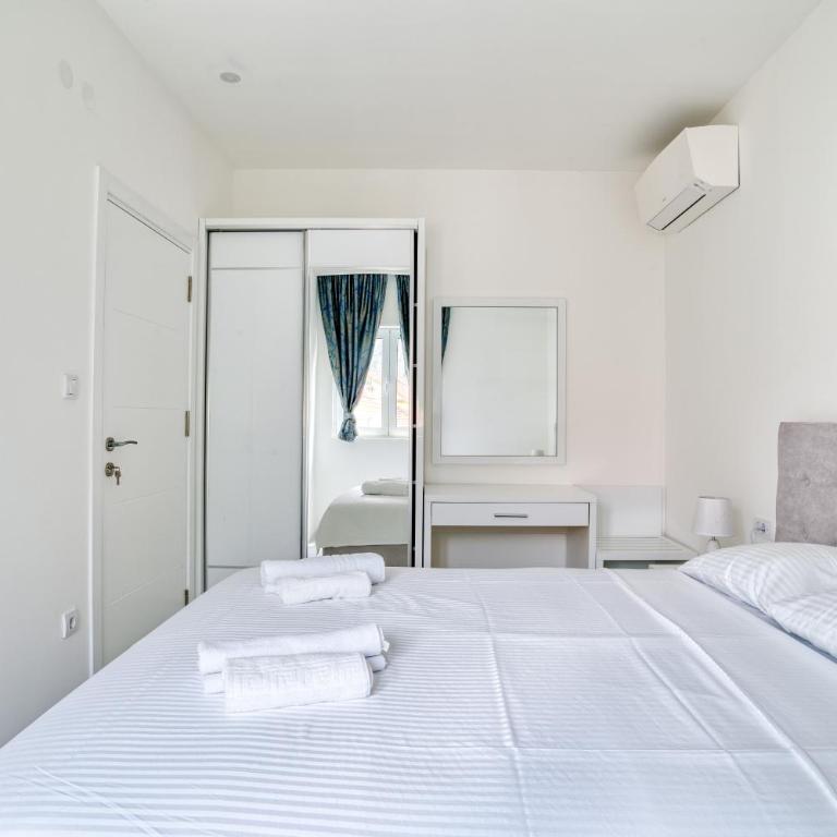 The Golden Luxury Apartments - Apartment with Balcony and Partial Sea View - 14