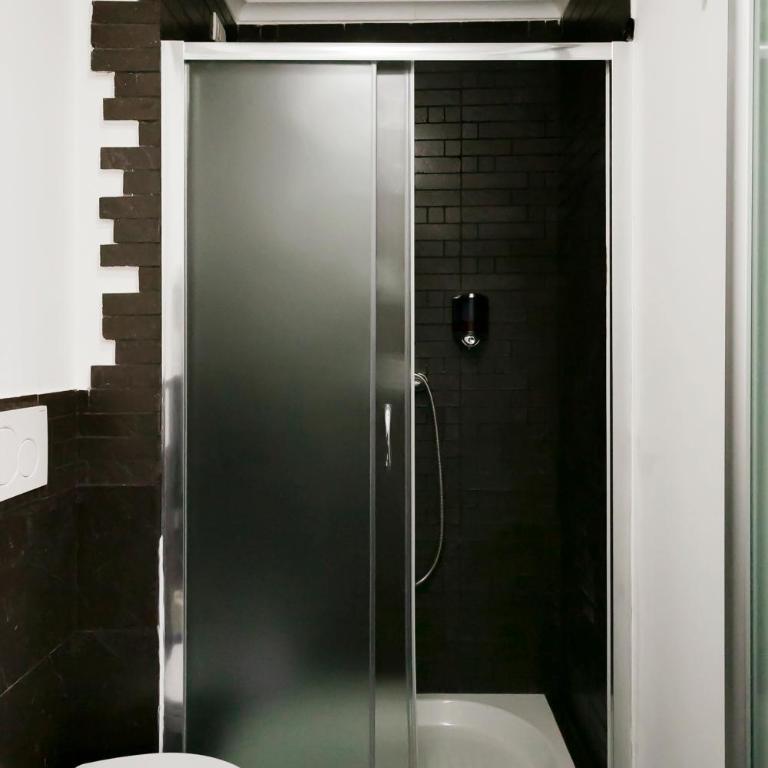 DM69 - Termini Monti Crossroads - Camera Matrimoniale con Bagno Privato - 9