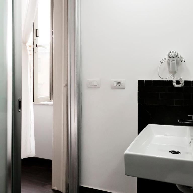 DM69 - Termini Monti Crossroads - Camera Matrimoniale con Bagno Privato - 15