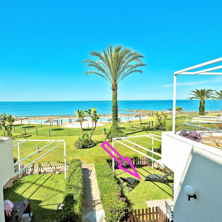 On Beach Deluxe Apartment with Pools and own Garden - Apartamento con vistas al mar - 1