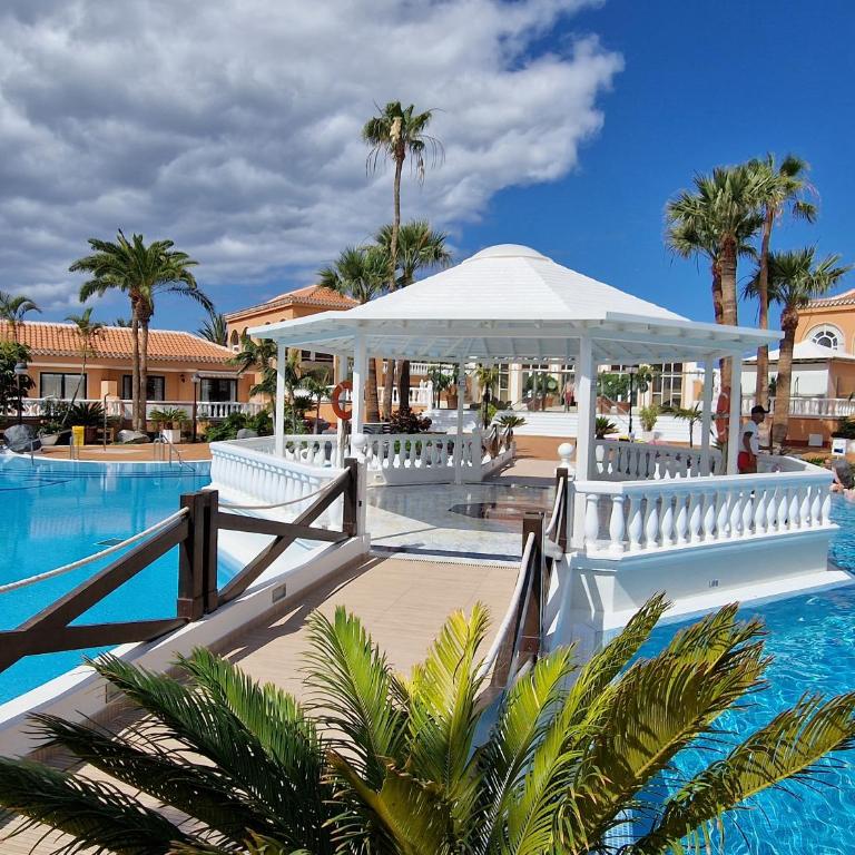Apartment Playa Las Vistas with breathtaking sea view, only 100 m to the sea, heated pool, aircondition, wifi - Apartamento de 1 dormitorio - 27