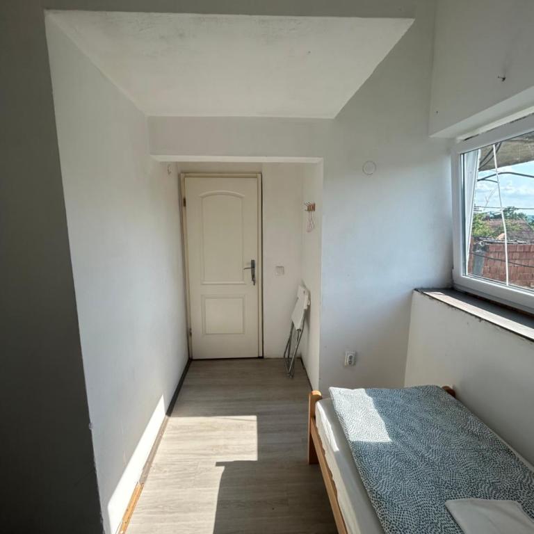 Belgrade Hostel Shambala - Dvokrevetna Soba sa Bračnim Krevetom/Zasebnim Krevetima i Zajedničkim Kupatilom - 8