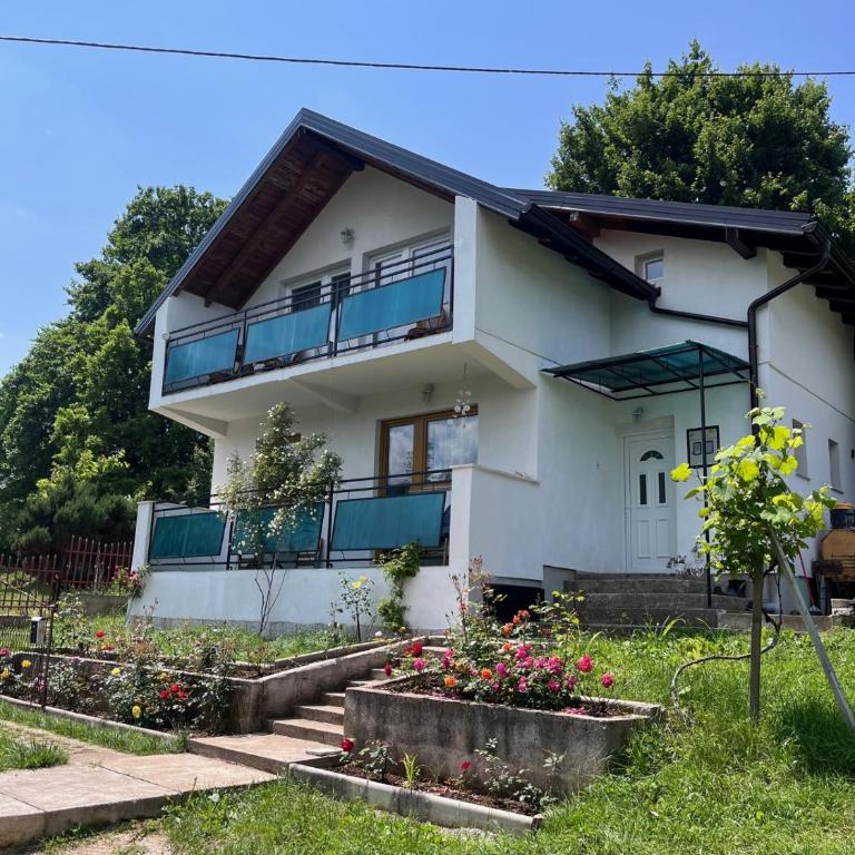 Villa Rose - Three-Bedroom House - 1