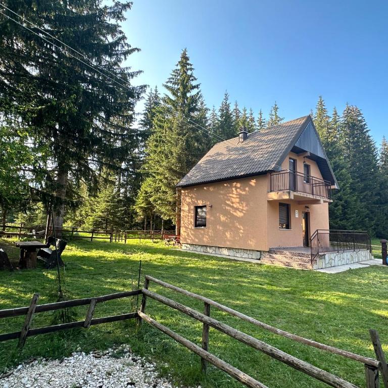 Stojovic house - Three-Bedroom House - 1