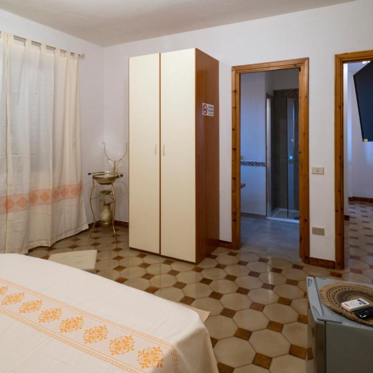 B&B Da Laura San Teodoro - Camera Matrimoniale con Bagno Privato - 4