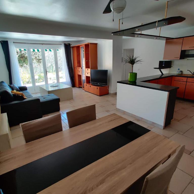 Bas de villa indépendant. 10min de la mer - Maison 2 Chambres - 3