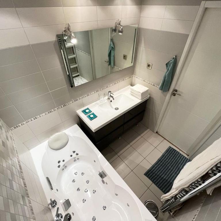 Appartement 84m² avec 2 parkings privatifs - Appartement 2 Chambres - 23