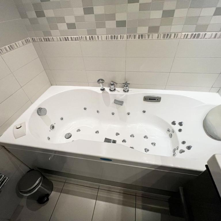 Appartement 84m² avec 2 parkings privatifs - Appartement 2 Chambres - 24