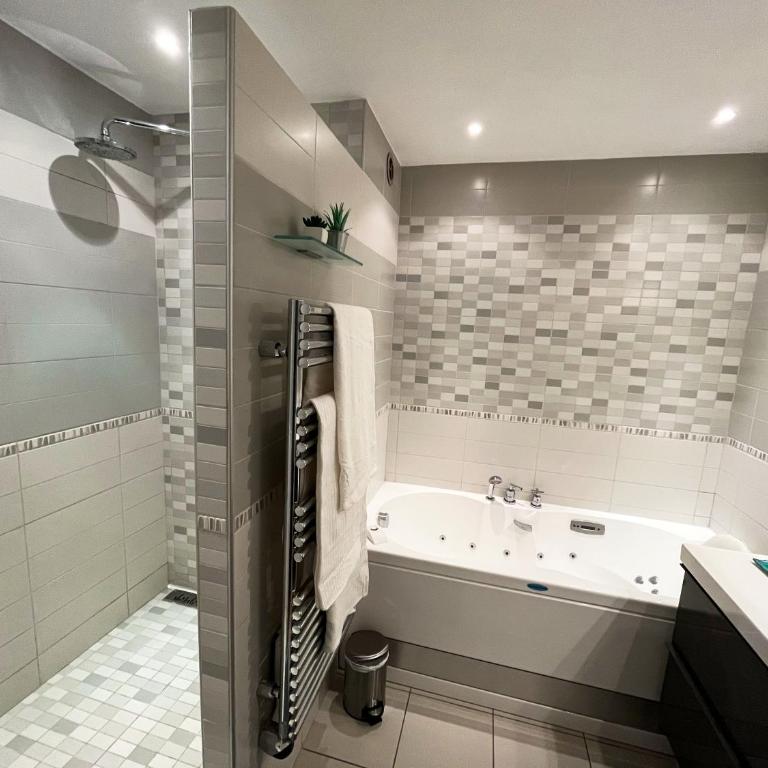 Appartement 84m² avec 2 parkings privatifs - Appartement 2 Chambres - 25