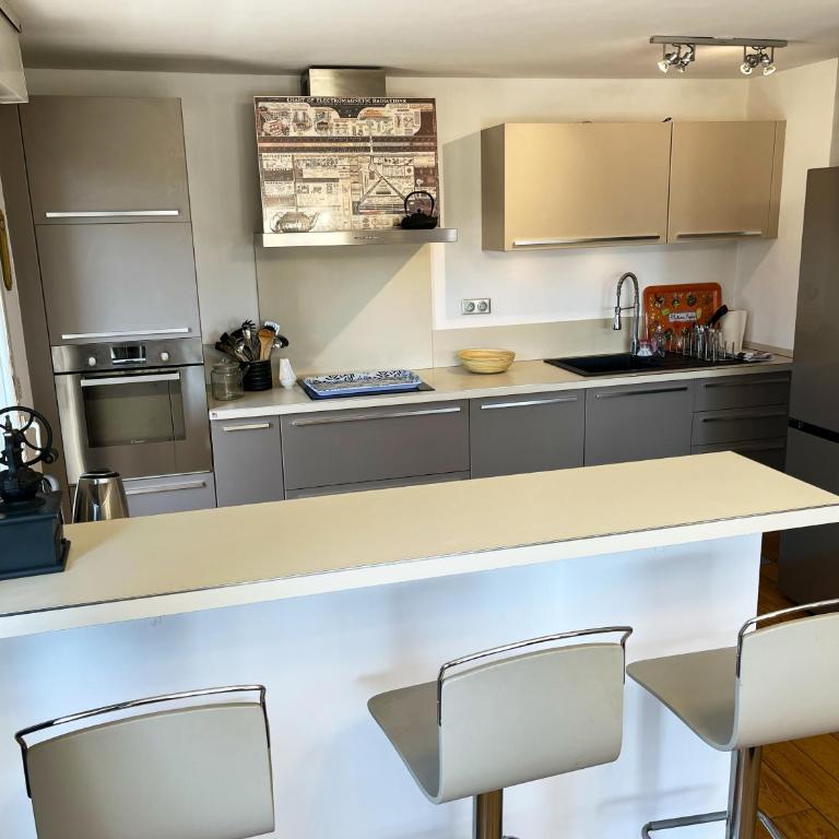 Appartement 84m² avec 2 parkings privatifs - Appartement 2 Chambres - 33