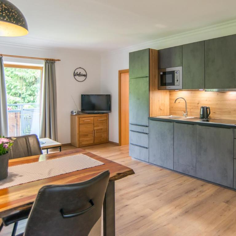 Appartements Gadenstätter - Apartment mit Balkon - 1
