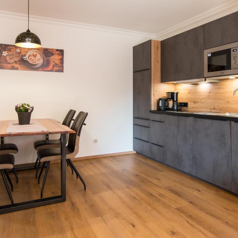 Appartements Gadenstätter - Apartment mit Balkon - 1