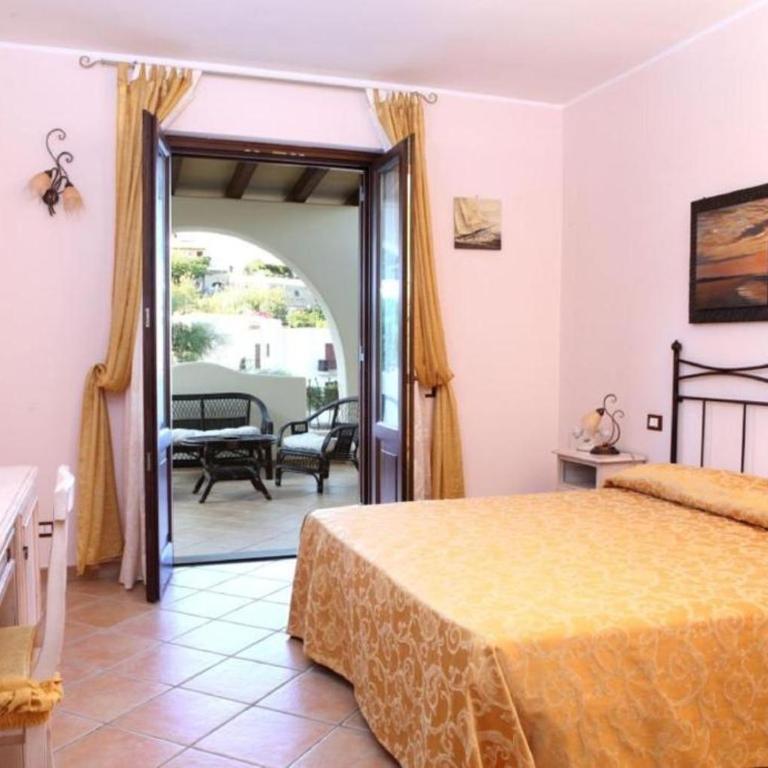 Hotel Borgo Eolie - Economy Quadruple Room - 1