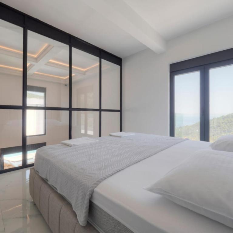 Calma Vista Villas with seasonal pool - Three-Bedroom Villa - 11