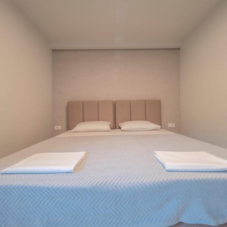 Calma Vista Villas with seasonal pool - Three-Bedroom Villa - 14