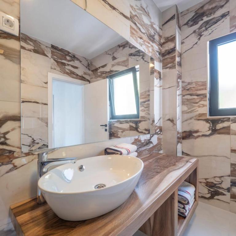 Calma Vista Villas with seasonal pool - Three-Bedroom Villa - 17