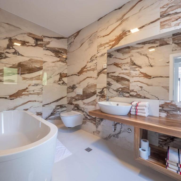 Calma Vista Villas with seasonal pool - Three-Bedroom Villa - 20