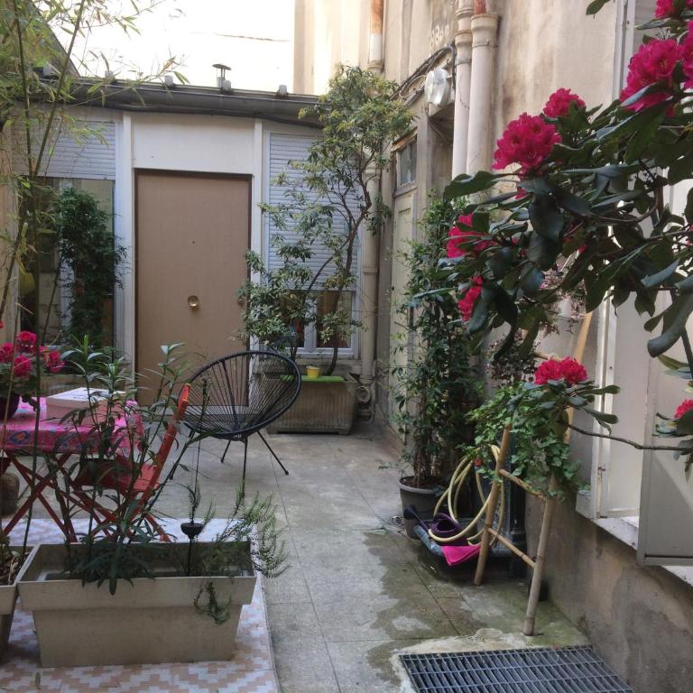 Studio Maryline de 18 m2 - Calme - Rez de chaussée sur patio Privé - Grand Canapé-Lit Clic Clac pour 2 personnes - Kitchenette - Salle de bain - 5 minutes du Métro Brochant de la ligne 13,Bus 54,74 et 31 vers sites touristiques - Appartement 1 Chambre - 8