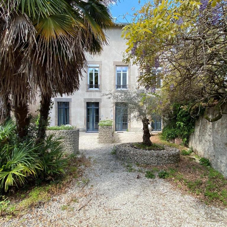 La Villa Beaupeyrat - Appart Hôtel de Charme dans bâtisse de caractère à 400m du coeur de ville de Limoges - Accès autonome - Comfort Apartment with Terrace - Garden Floor - 6