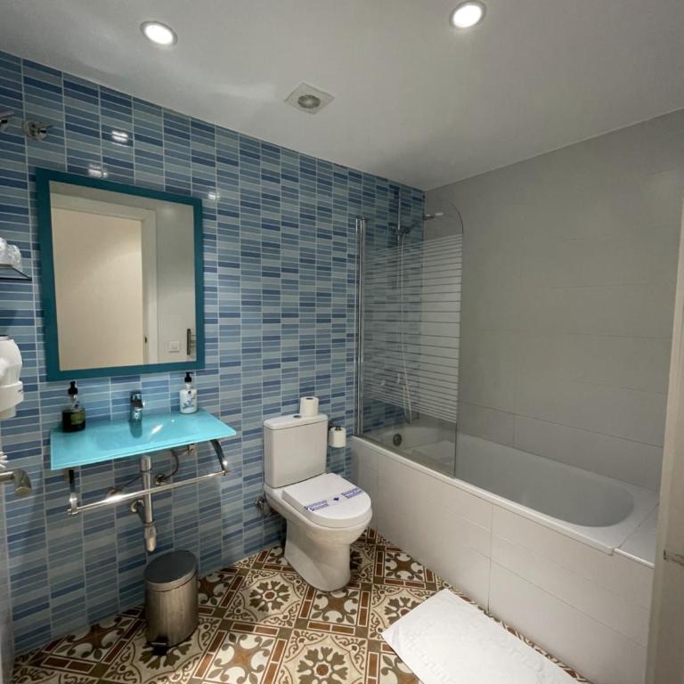 Hostal Nova Barcelona - Triple Room with Private Bathroom - 28