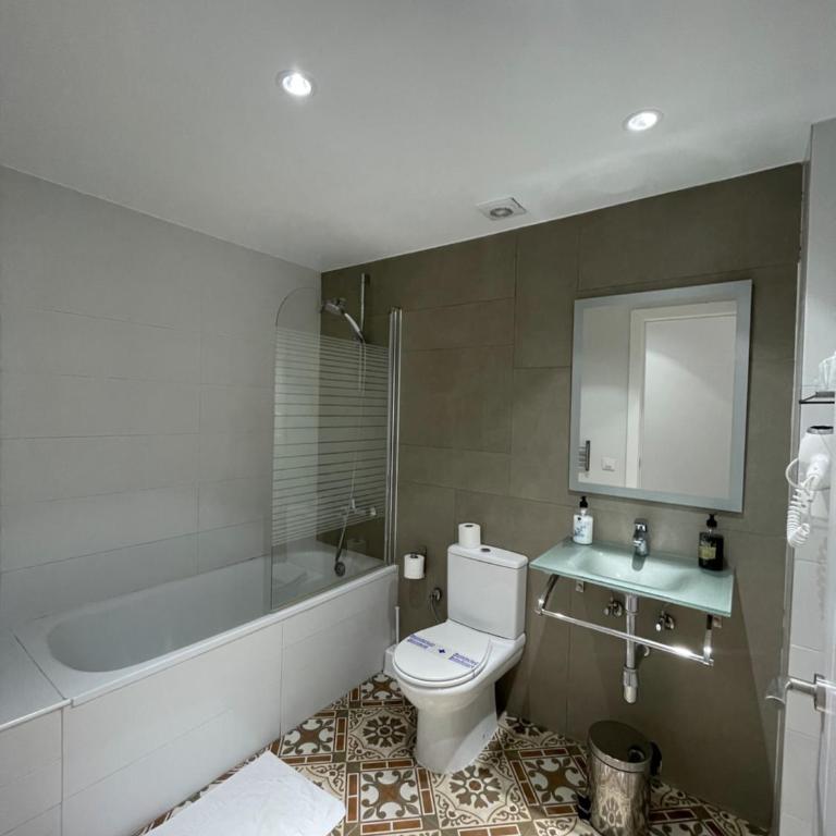 Hostal Nova Barcelona - Triple Room with Private Bathroom - 26