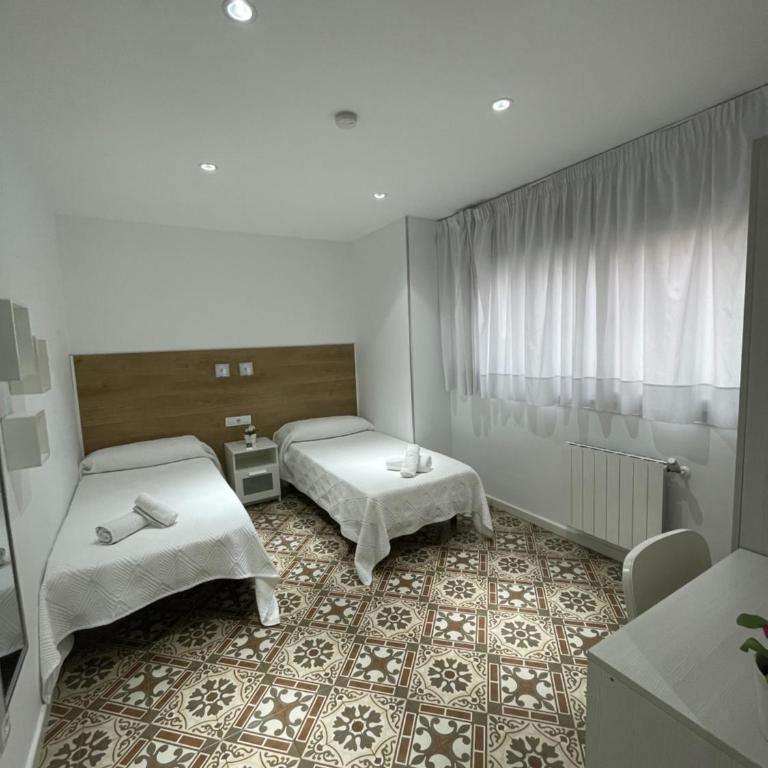 Hostal Nova Barcelona - Double or Twin Room with Private Bathroom - 18