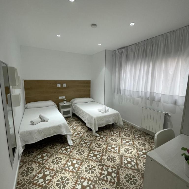Hostal Nova Barcelona - Double or Twin Room with Private Bathroom - 12