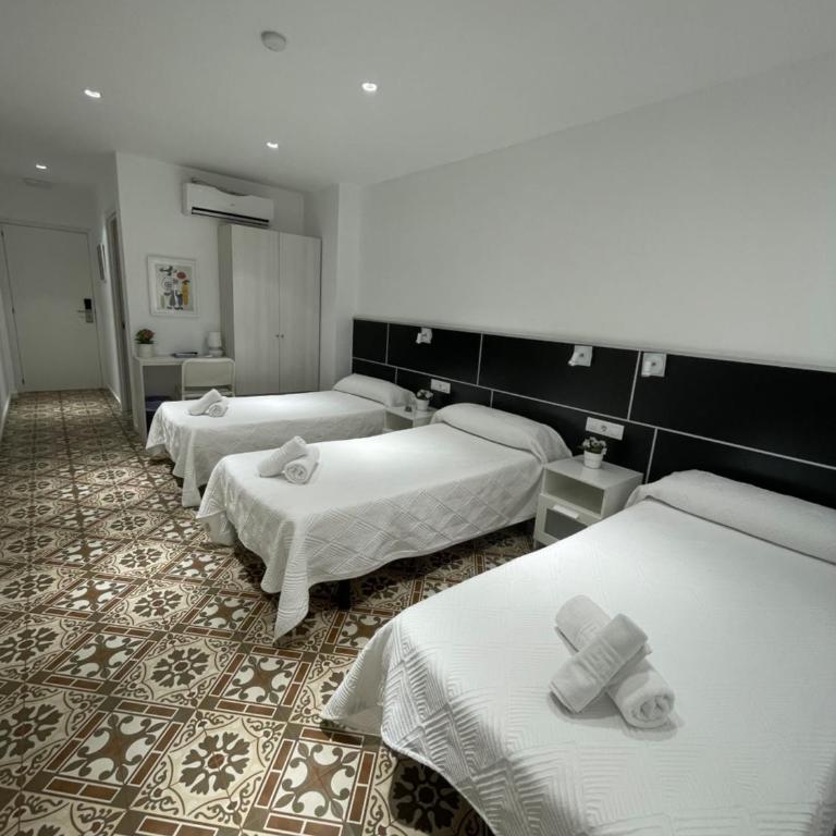 Hostal Nova Barcelona - Triple Room with Private Bathroom - 36