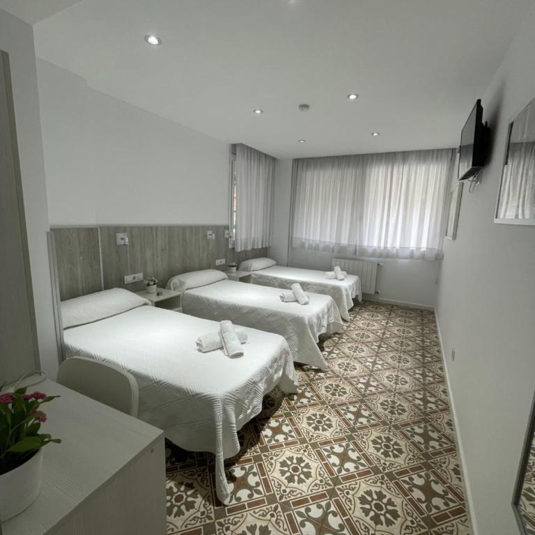 Hostal Nova Barcelona - Triple Room with Private Bathroom - 37